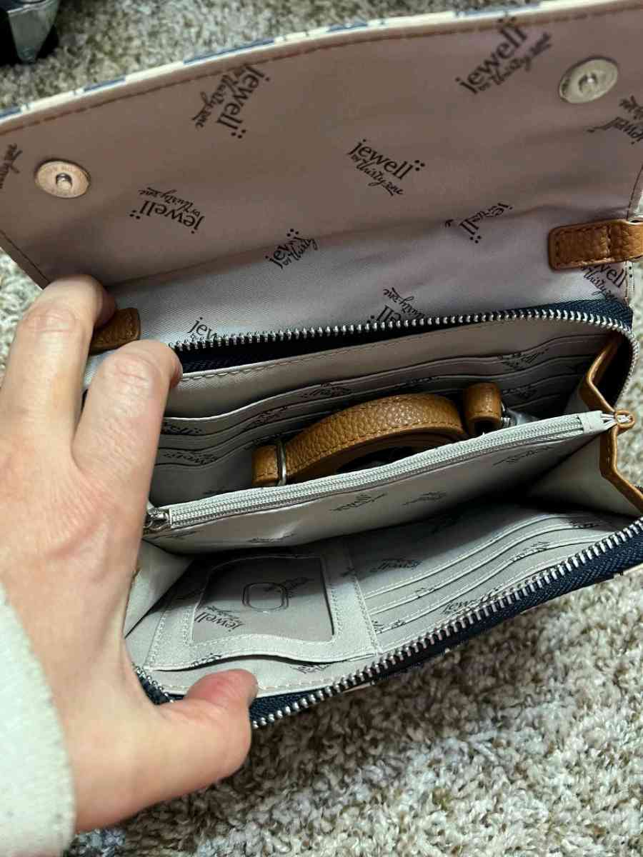 Jewell Tons of Funds Crossbody Bag by thirtyone - Columbus, Ohio - FleaMarketBay