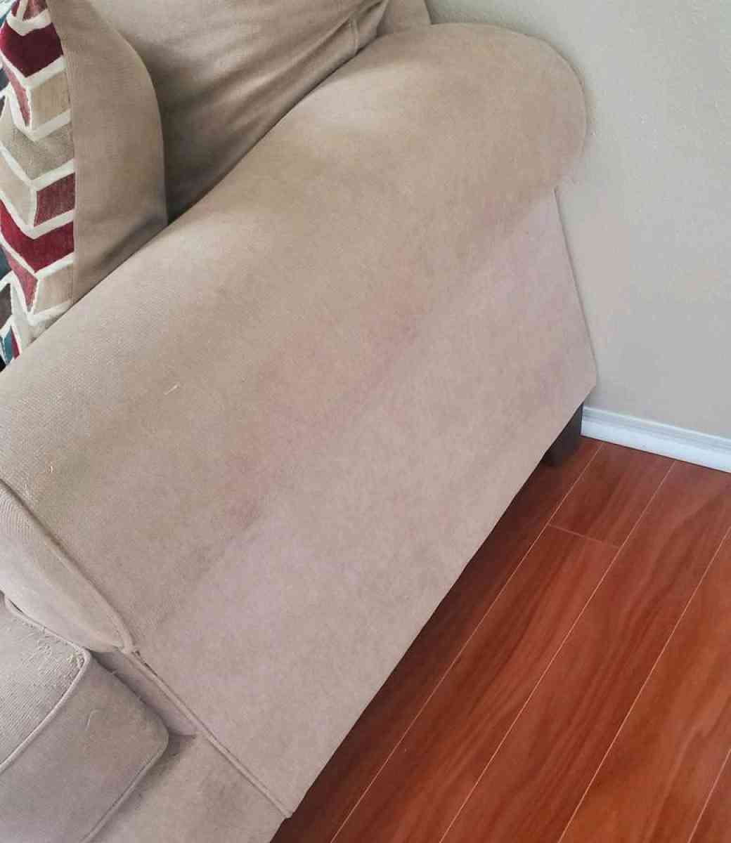 Loveseat Couch With 4 Pillows Read Description - Altamonte Springs, Florida - FleaMarketBay