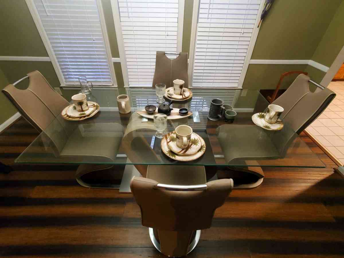 glass table - Conyers, Georgia - FleaMarketBay