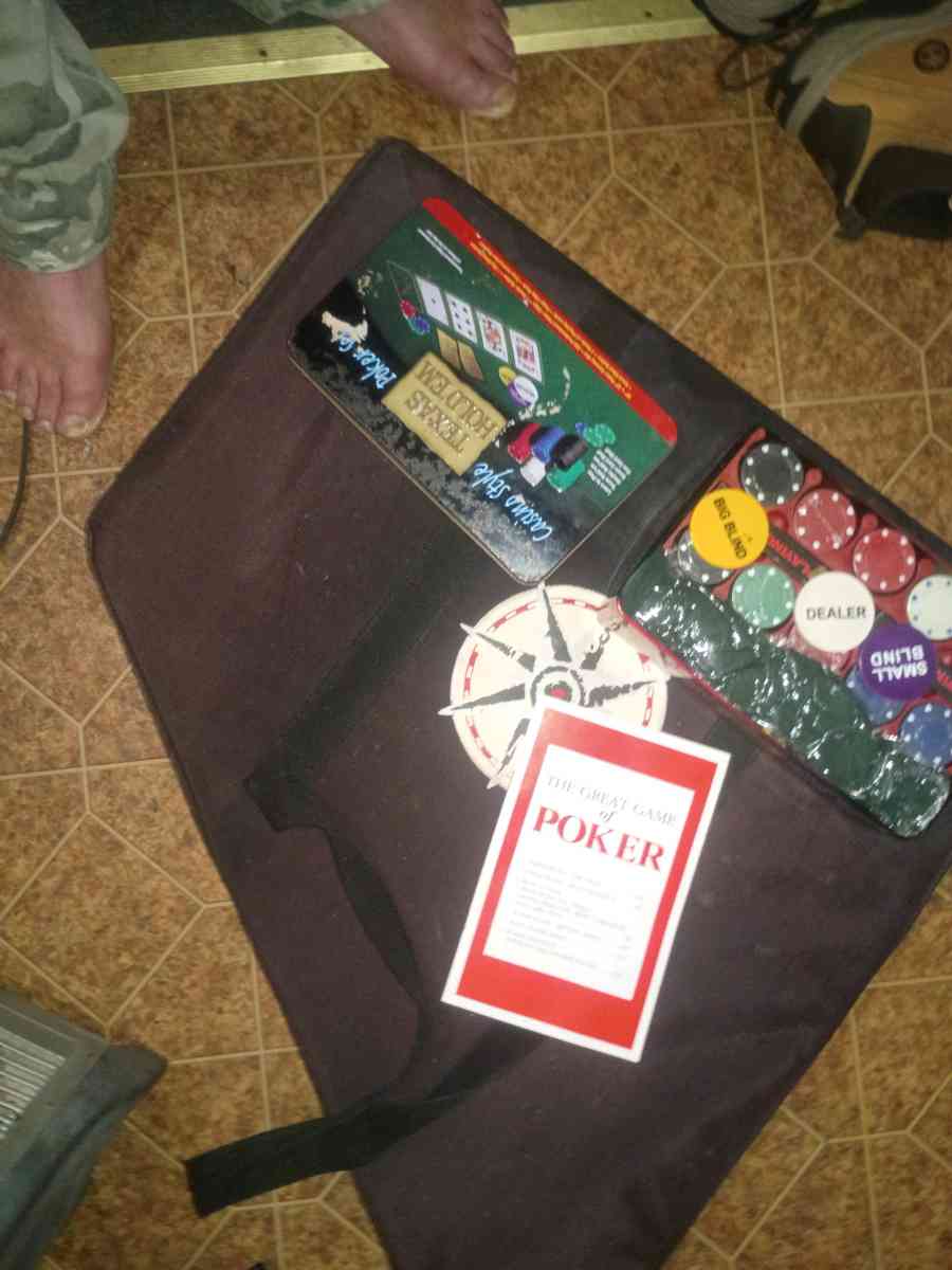 Texas Holden game never opened and fold out poker table - Plymouth, North Carolina