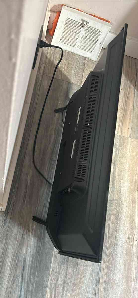 Smart Roku TV 65 - Philadelphia, Pennsylvania - FleaMarketBay