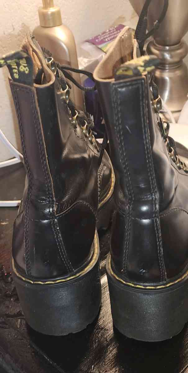 boots doc martens size 9 - Lancaster, California - FleaMarketBay