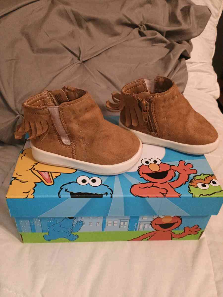 Wonder Nation Brown Suede Toddler Shoes Size 4 - Memphis, Tennessee - FleaMarketBay