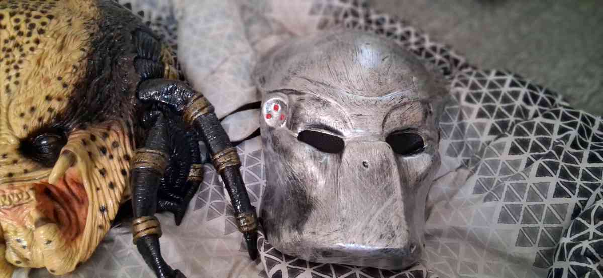 Full predator costume - Hudson, Florida - FleaMarketBay