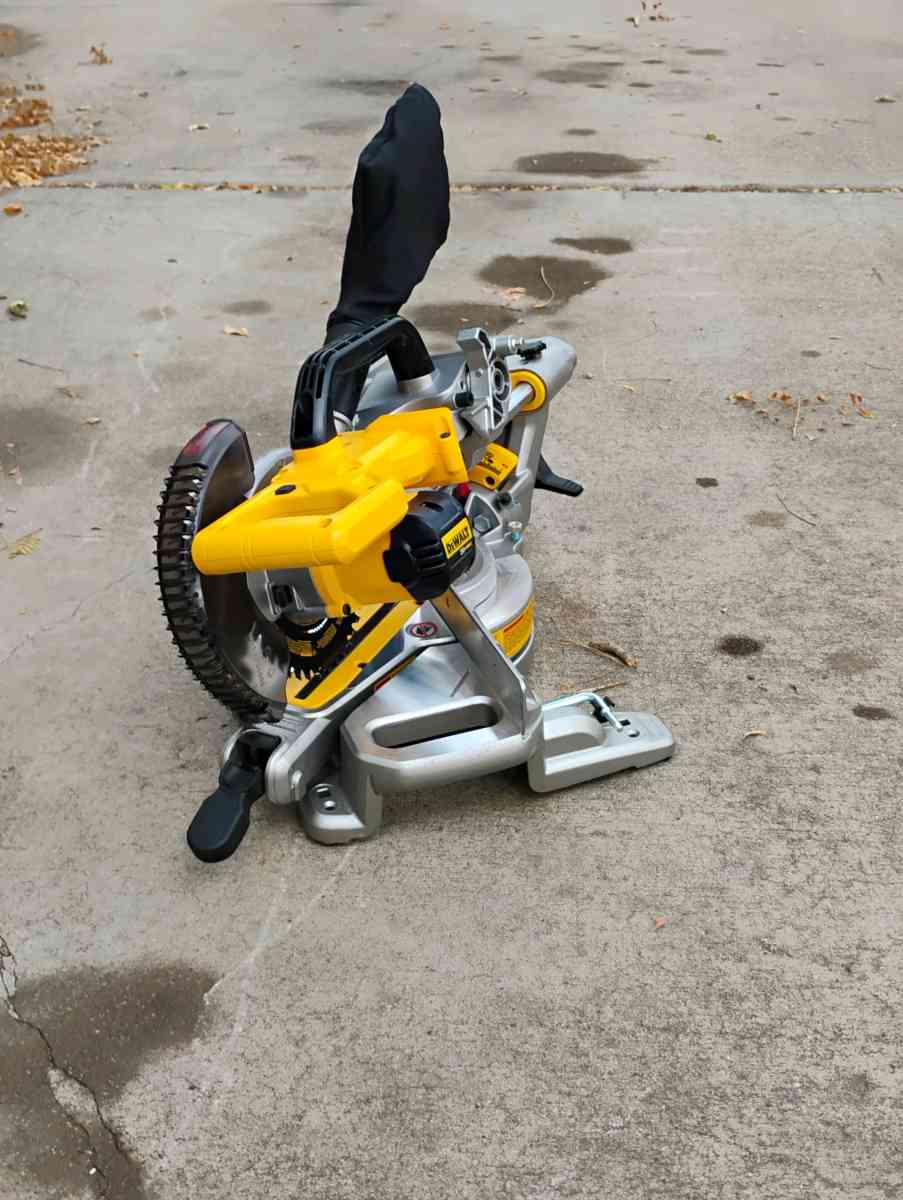 DEWALT 20V MAX 714 in Cordless Sliding Miter Saw with batter - Denver, Colorado - FleaMarketBay