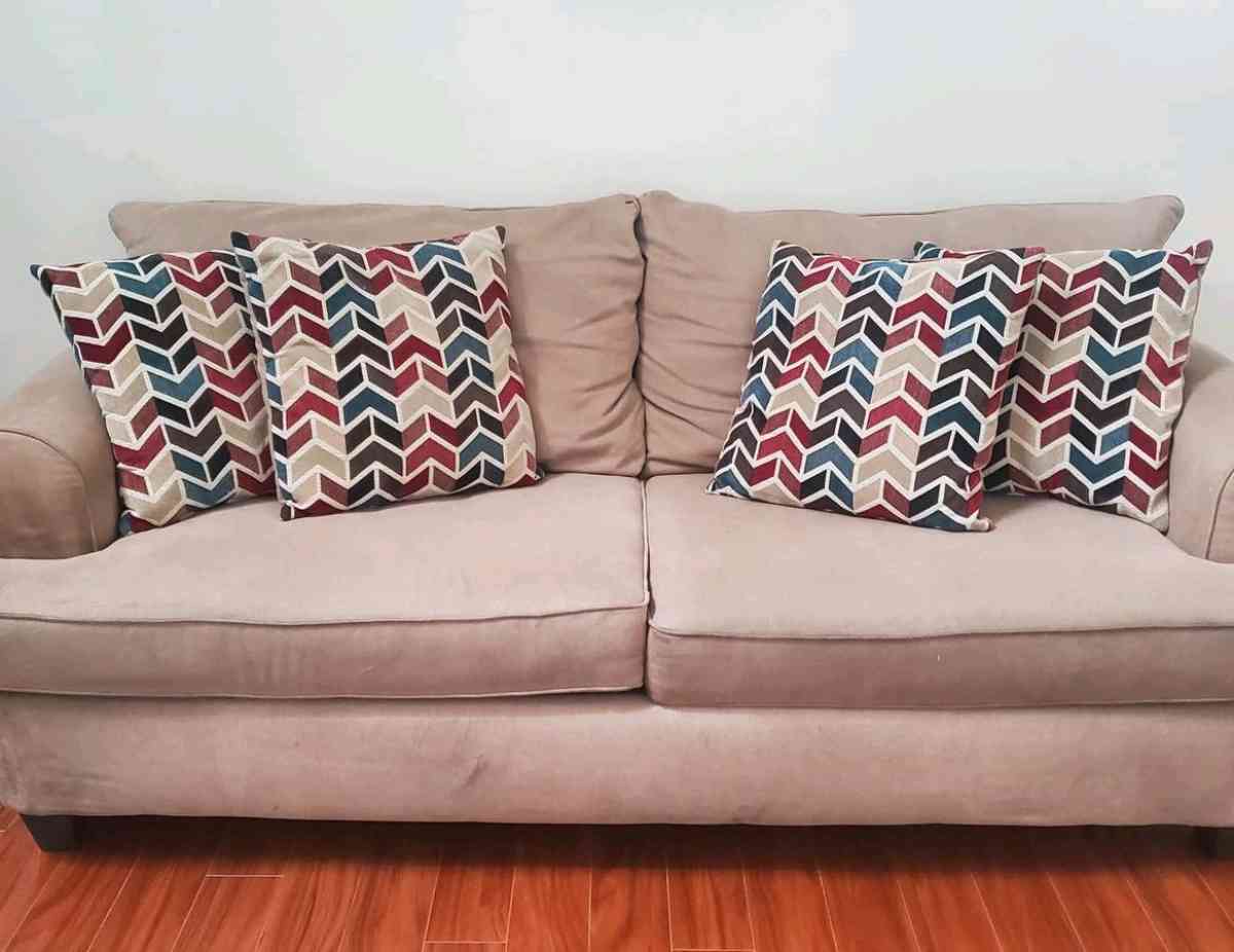 Loveseat Couch With 4 Pillows Read Description - Altamonte Springs, Florida - FleaMarketBay