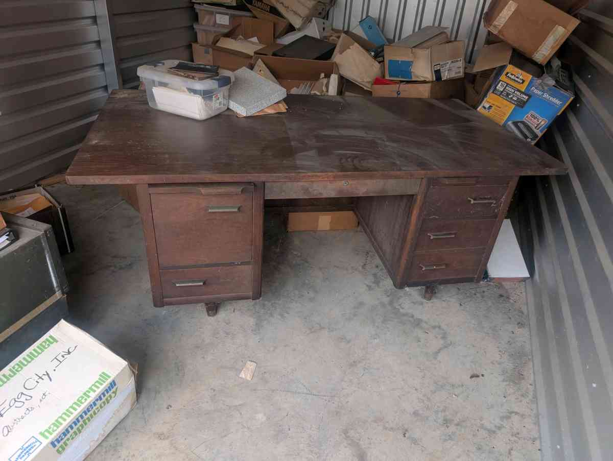 antique large wooden desk - Hope, Arkansas