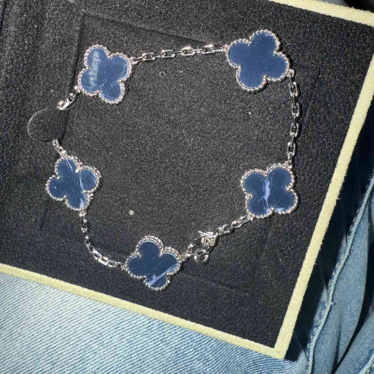 clover bracelet blue - Athens, Alabama - FleaMarketBay