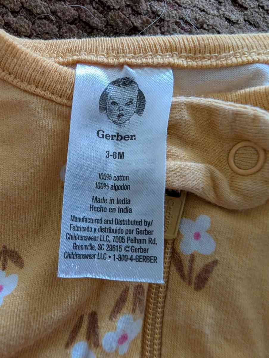 Baby yellow sleepsuit with feet 3 to 6 months - Savannah, Georgia - FleaMarketBay