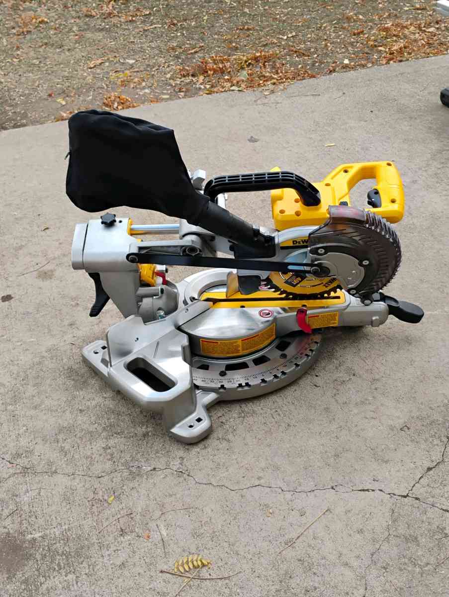 DEWALT 20V MAX 714 in Cordless Sliding Miter Saw with batter - Denver, Colorado