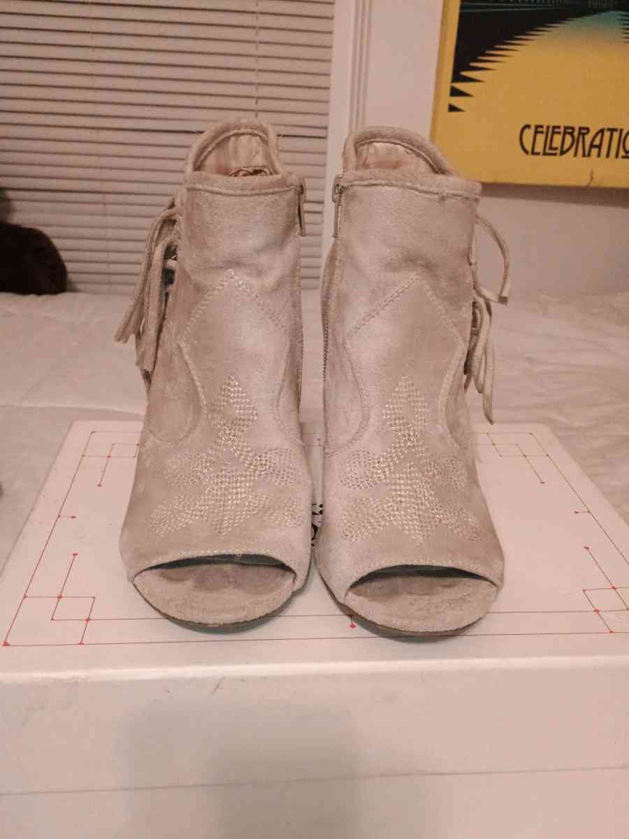 Arlo Peeptoe Suede Bootie with Fringe Accents size 7M - Memphis, Tennessee - FleaMarketBay
