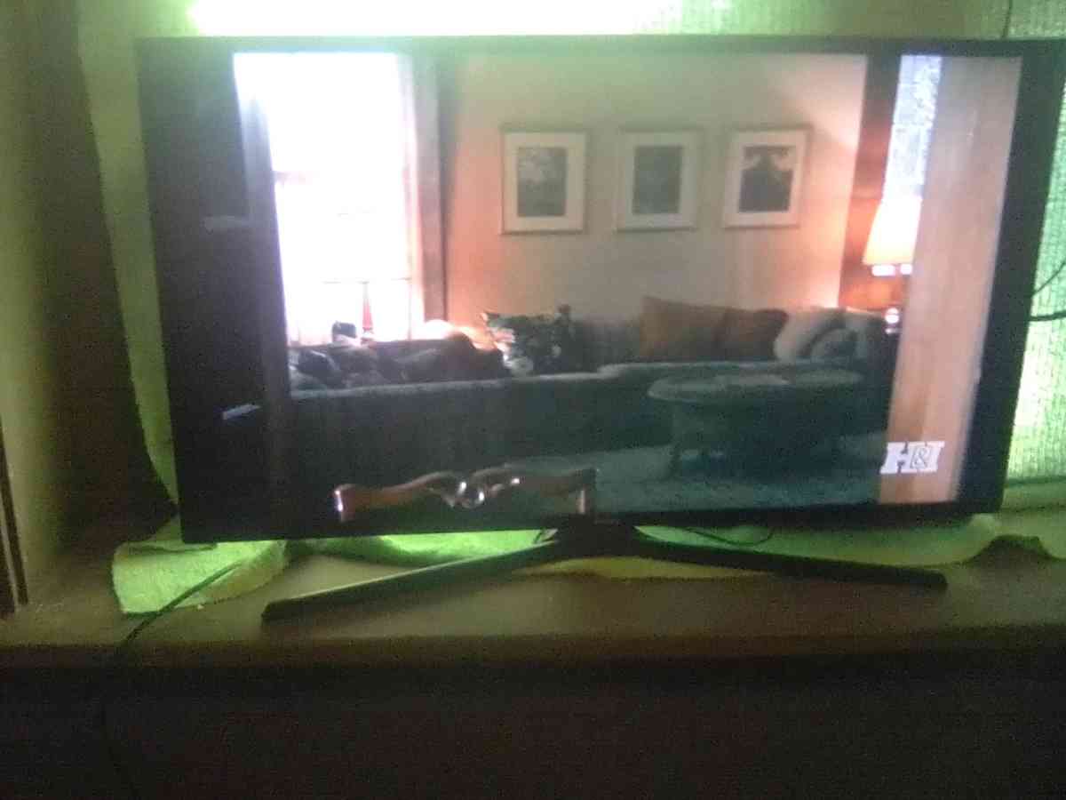 flat screen smart tv 40 inch plays excellent with remote - Akron, Ohio