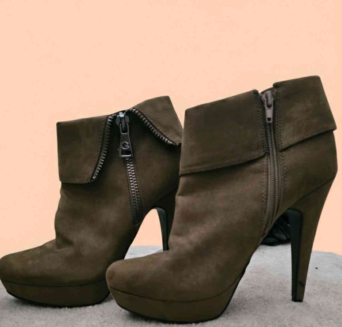 Womens GBG Los Angeles Hazel Greenish Brown suede size 9 ank - Sanford, Maine