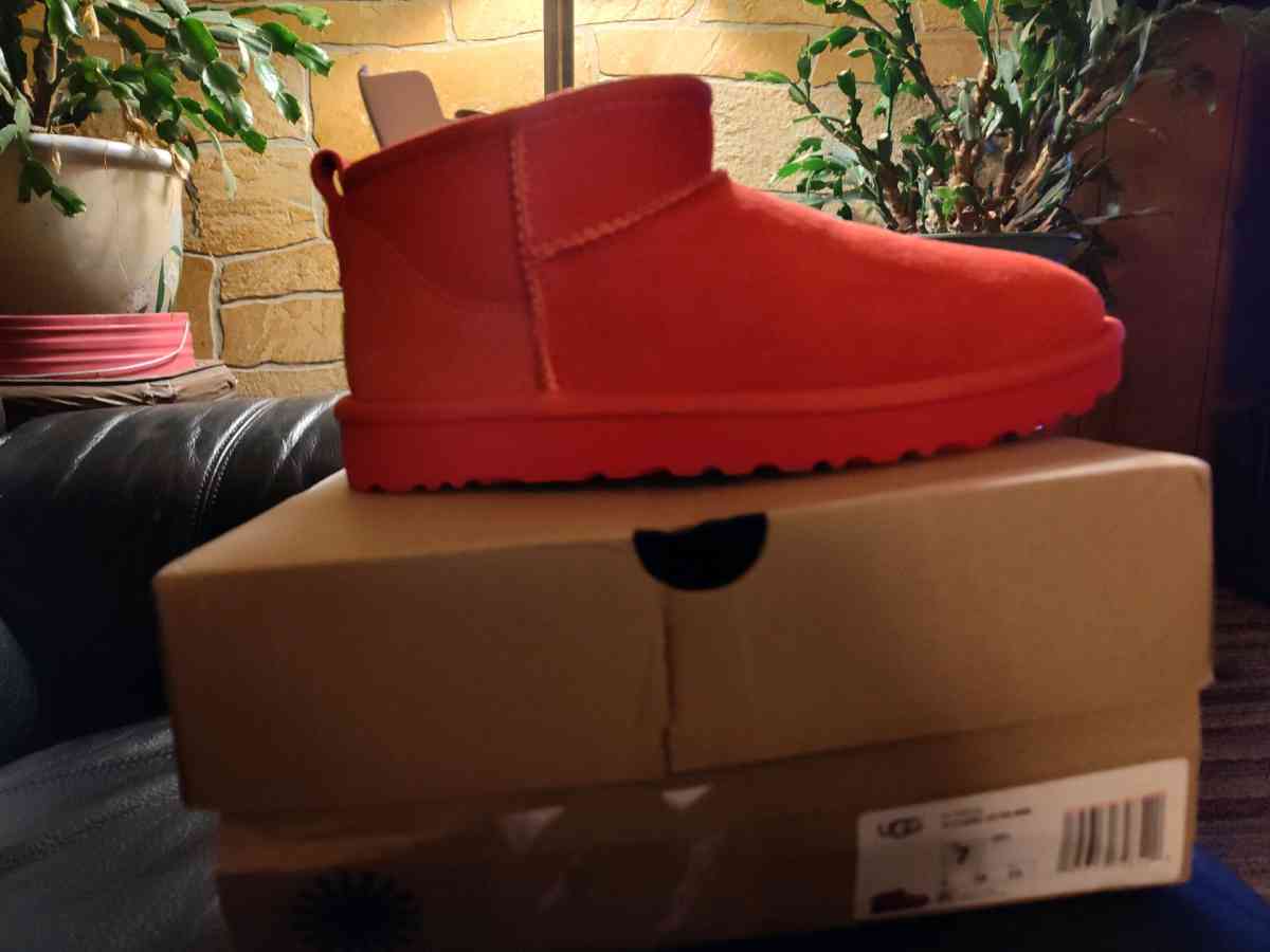 Classic Ultra Mini UGG boots Red size 7 - Mogadore, Ohio - FleaMarketBay