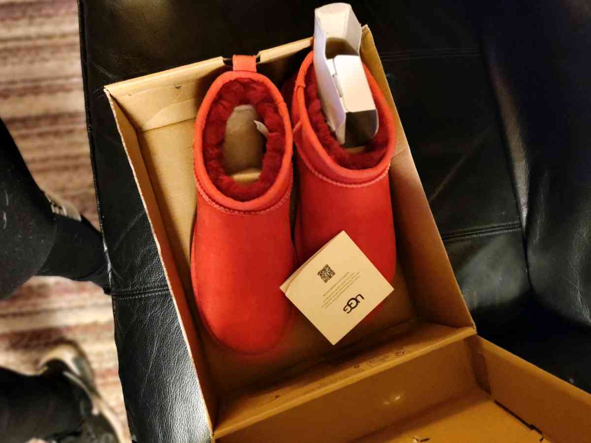 Classic Ultra Mini UGG boots Red size 7 - Mogadore, Ohio - FleaMarketBay