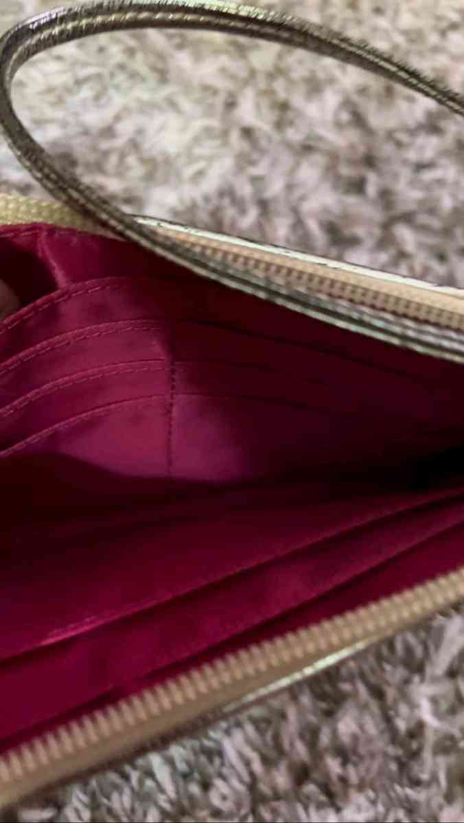 FLAUNT Wristlet Wallet Bold Color Supreme Functionality - Columbus, Ohio - FleaMarketBay