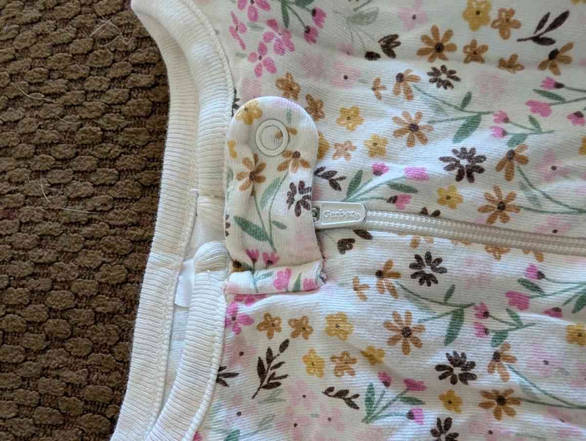 Baby Flowery sleepsuit with feet - Savannah, Georgia - FleaMarketBay