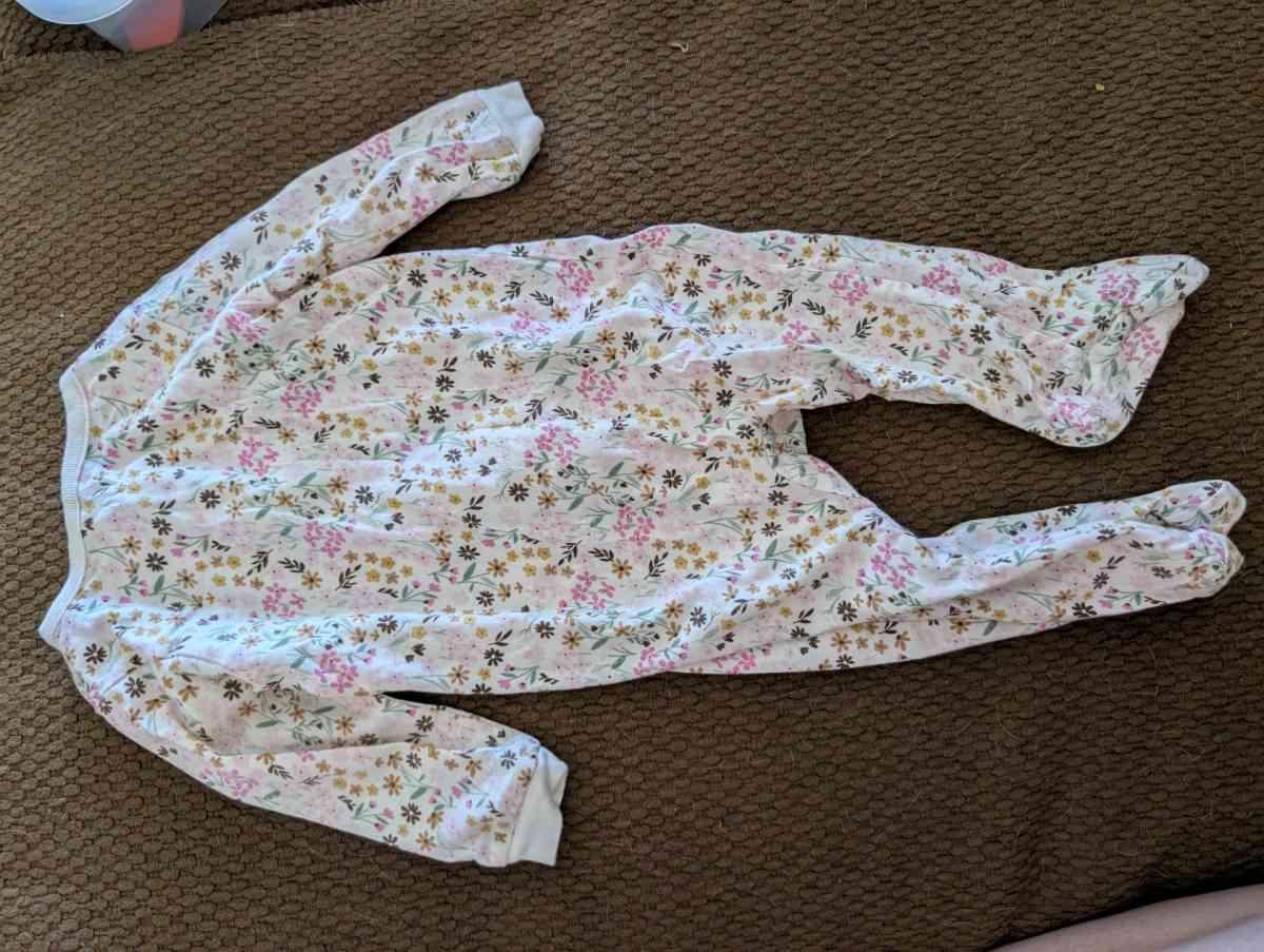 Baby Flowery sleepsuit with feet - Savannah, Georgia - FleaMarketBay