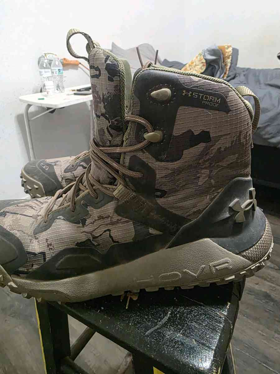 Under Armor Hiking Boots - Bernalillo, New Mexico - FleaMarketBay
