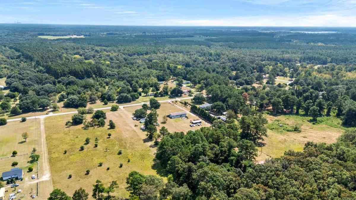 4 bed 2 bath and 5 bed 3 bath homes 2 and half acres - Eutawville, South Carolina - FleaMarketBay