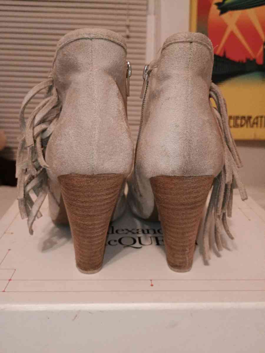 Arlo Peeptoe Suede Bootie with Fringe Accents size 7M - Memphis, Tennessee - FleaMarketBay