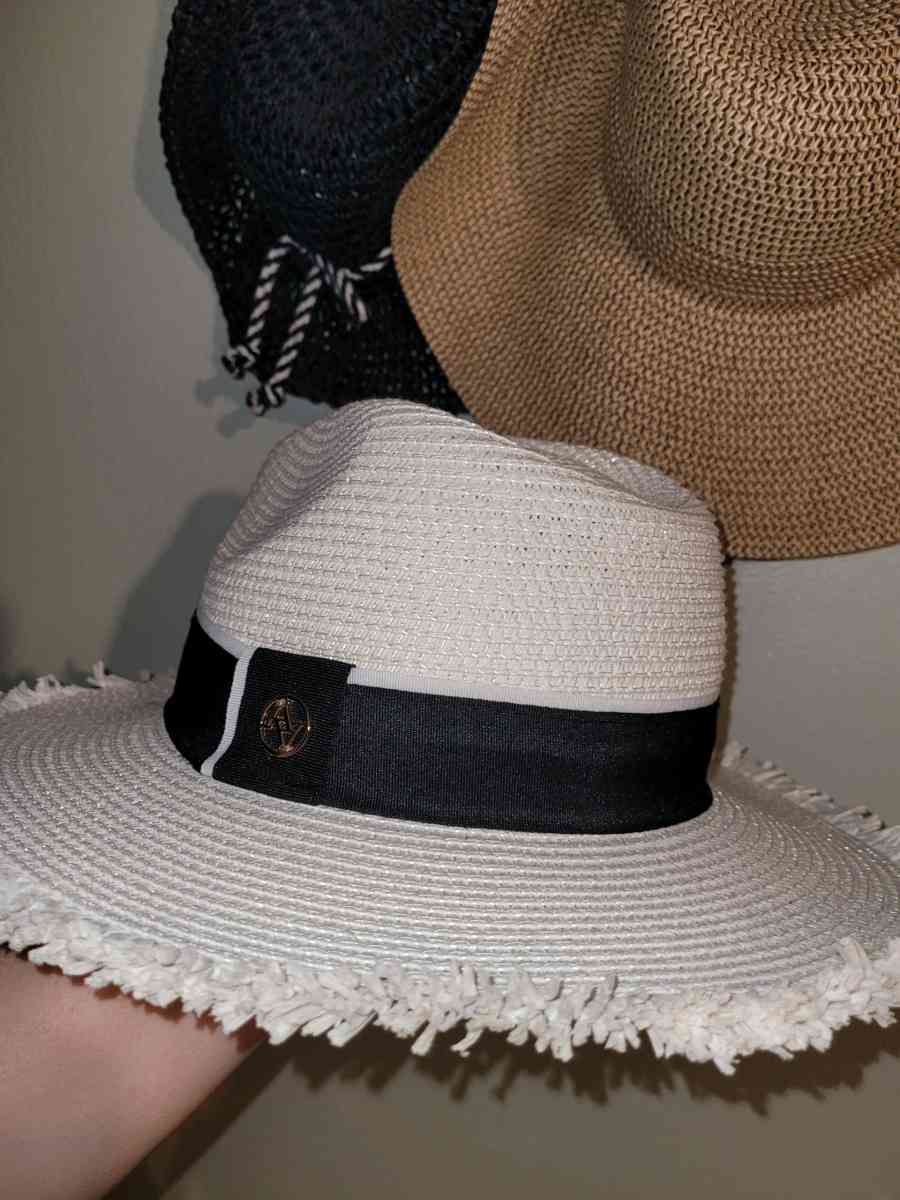 Ladies Hat Like new - Titusville, Florida - FleaMarketBay