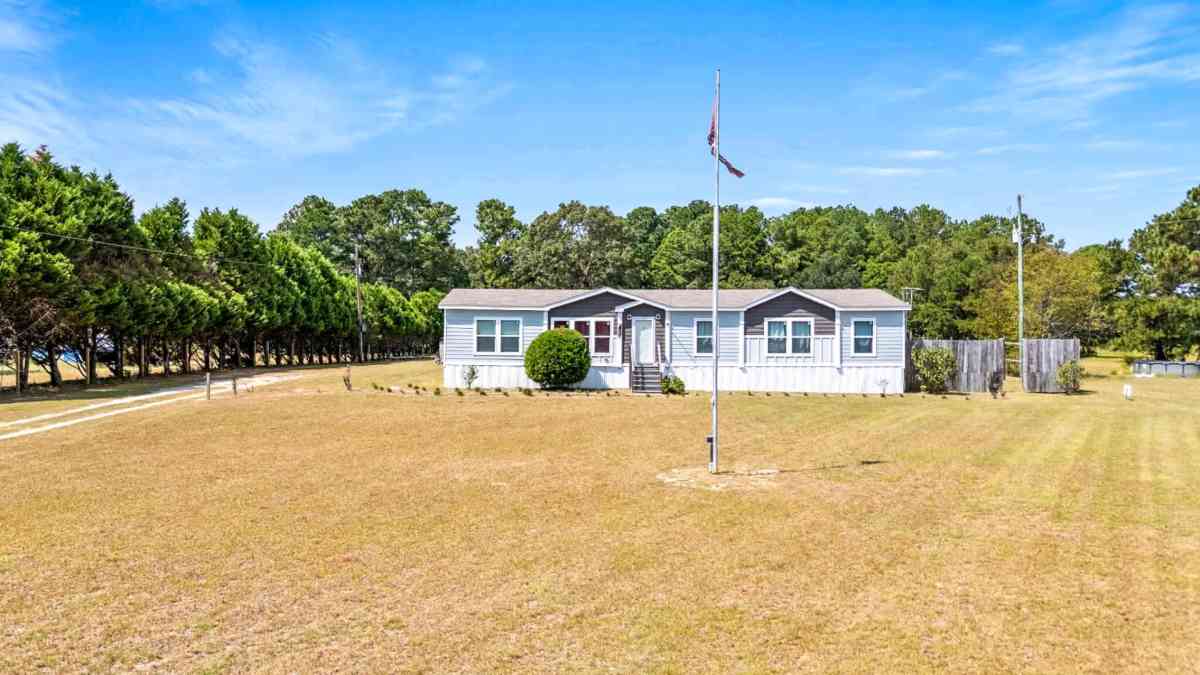 4 bed 2 bath and 5 bed 3 bath homes 2 and half acres - Eutawville, South Carolina - FleaMarketBay