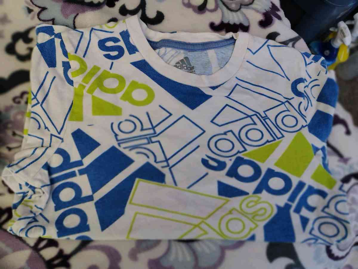 sweaters and tshirts - Davidson, North Carolina - FleaMarketBay