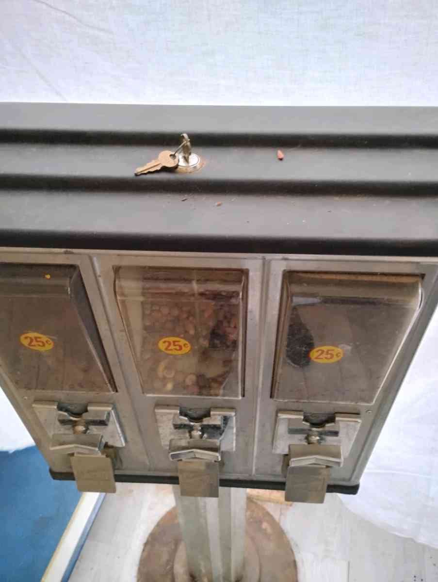 Northwestern Triple Play vending machine - Martinsville, Virginia