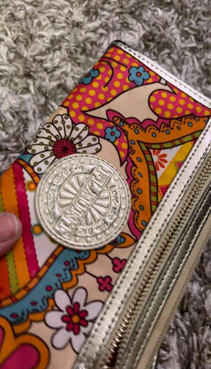 FLAUNT Wristlet Wallet Bold Color Supreme Functionality - Columbus, Ohio - FleaMarketBay