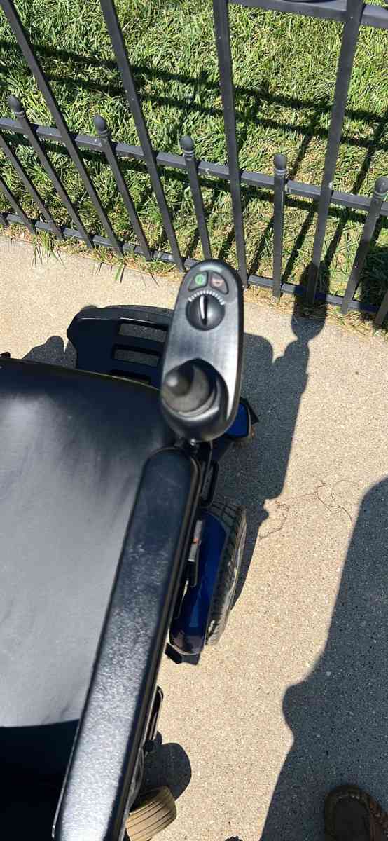 Independent chair - Kenosha, Wisconsin - FleaMarketBay