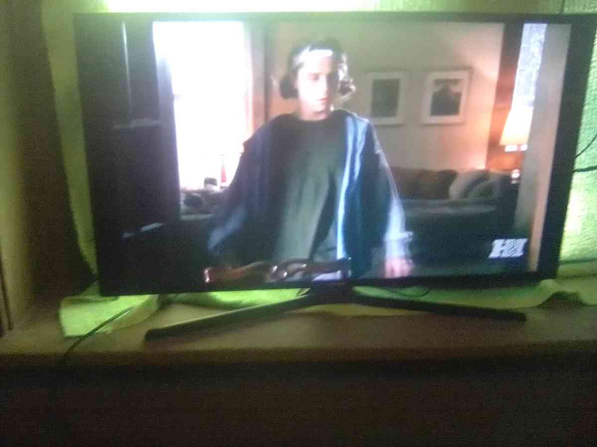 flat screen smart tv 40 inch plays excellent with remote - Akron, Ohio - FleaMarketBay