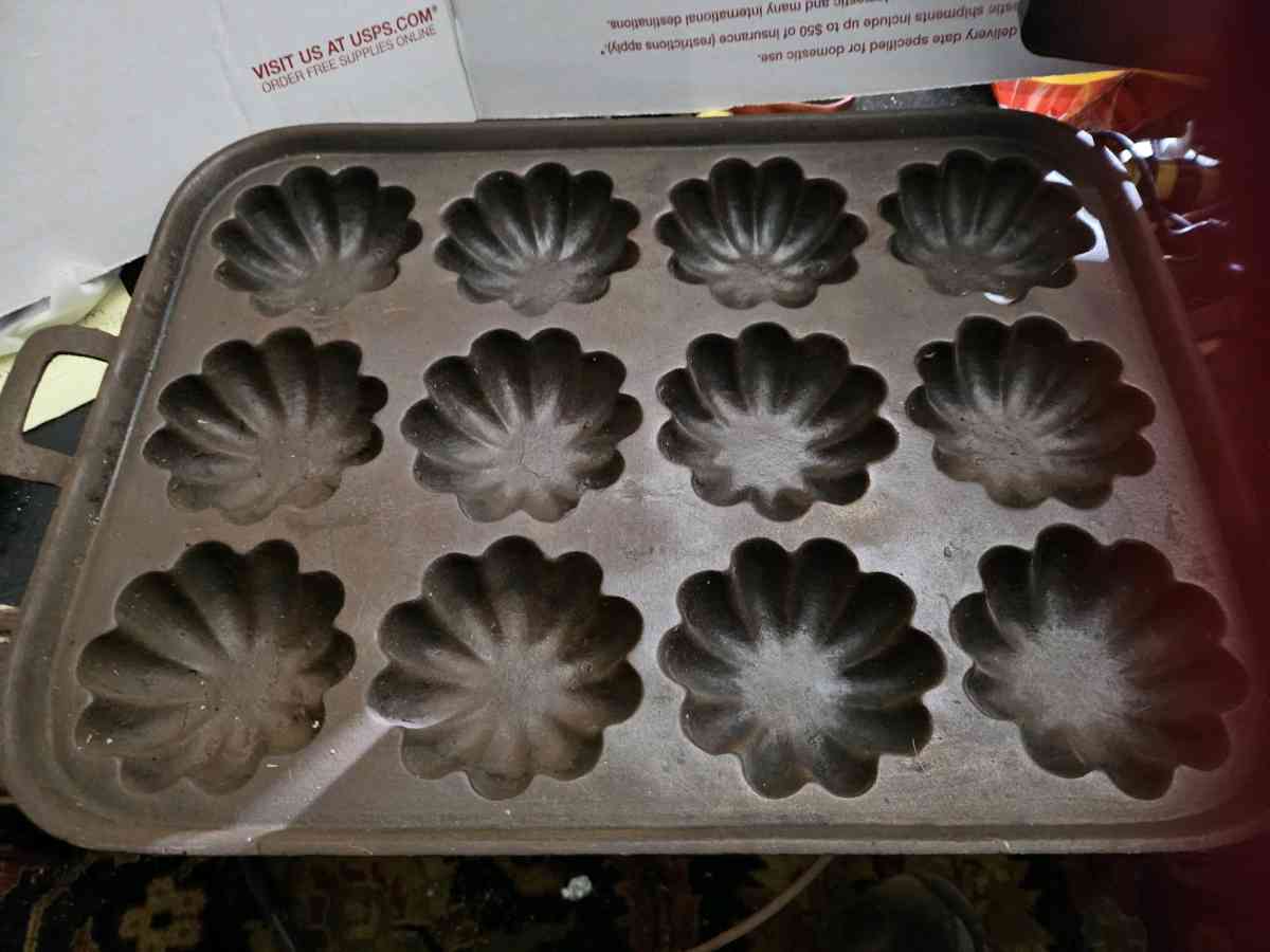 Heavy cast iron muffin pan - Elwood, Indiana - FleaMarketBay