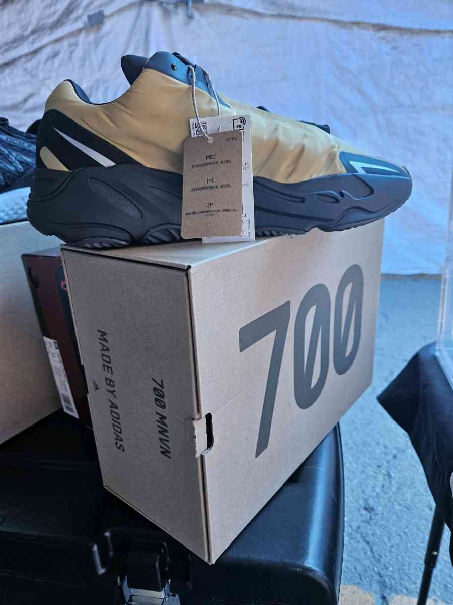 yeezy  700 - Glendale, Arizona
