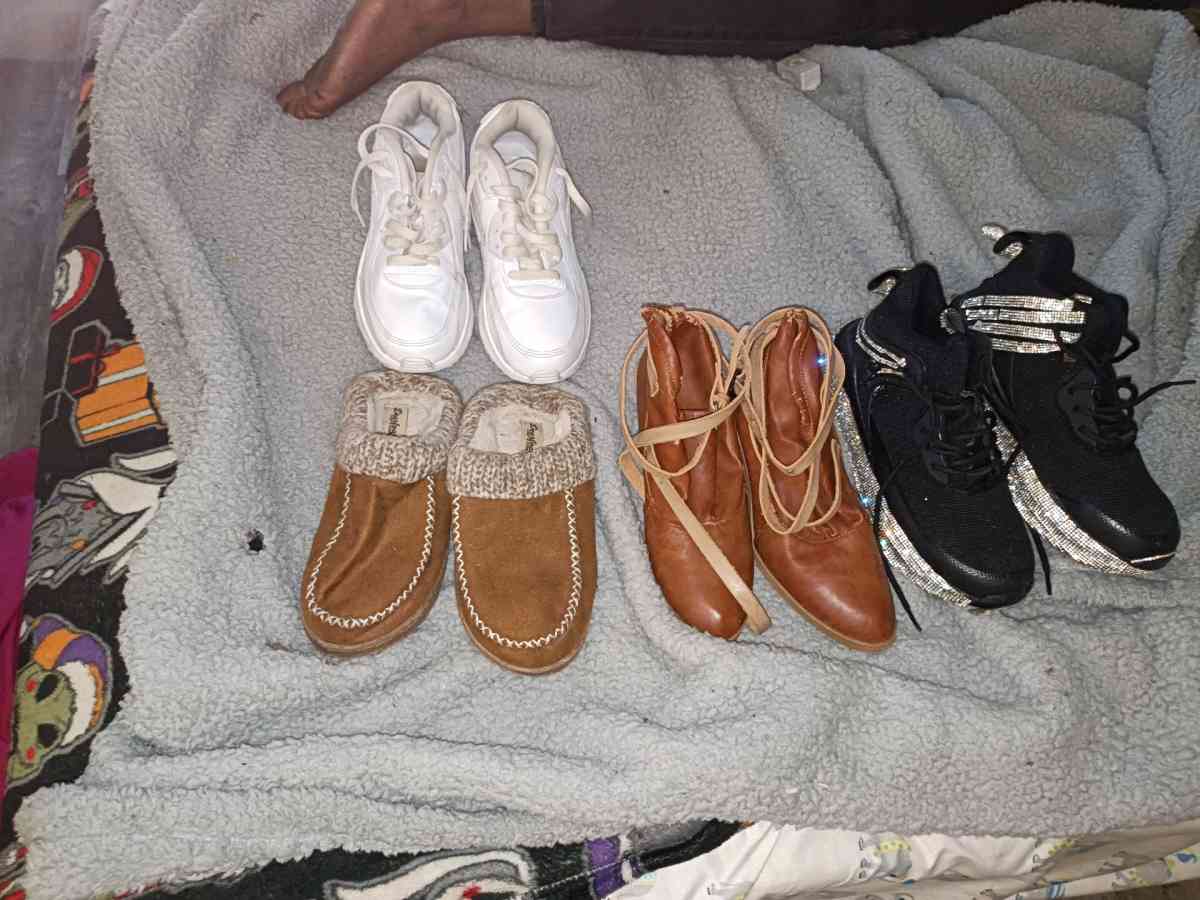 assorted joggers and scrubs - Cincinnati, Ohio - FleaMarketBay