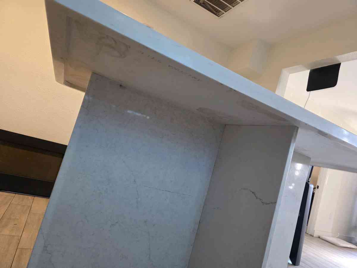 Carrera white quartz table - Phoenix, Arizona - FleaMarketBay