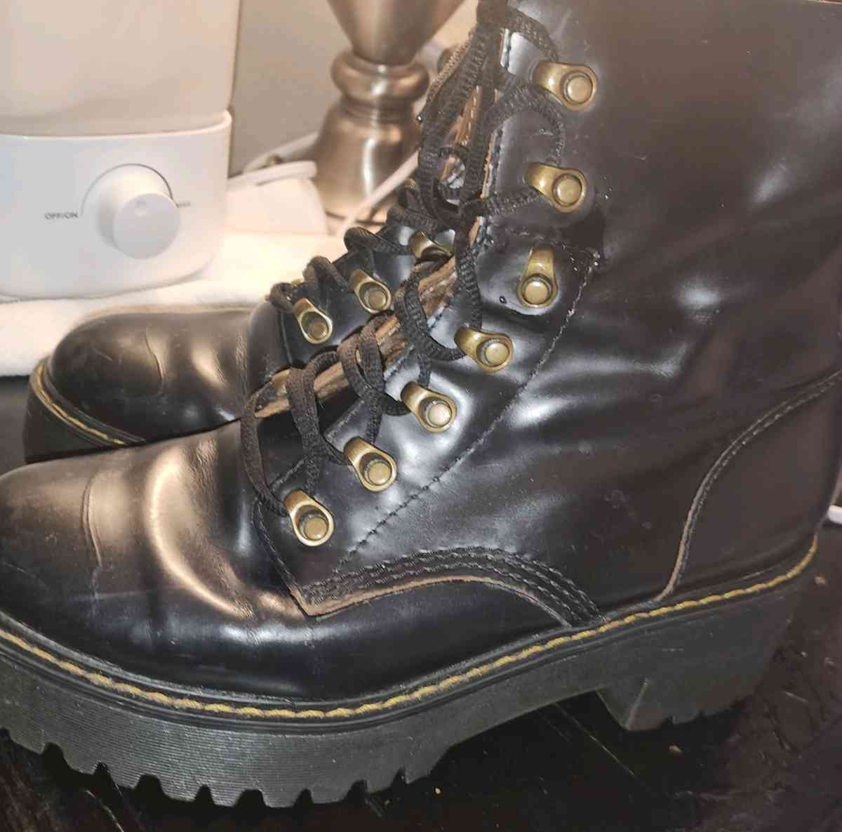 boots doc martens size 9 - Lancaster, California