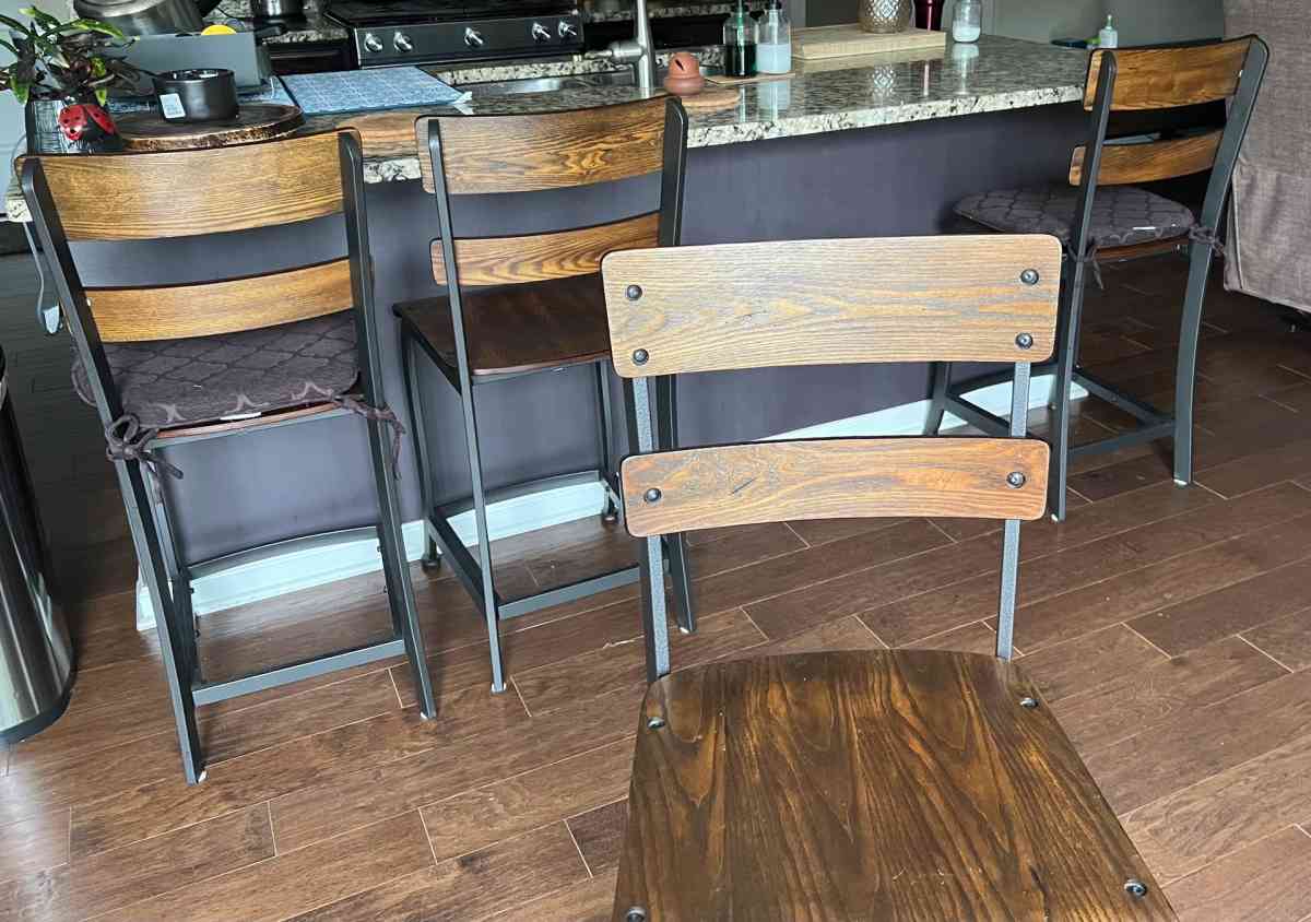 Four Of Yaretzi 25 Counter Bar Stools - Columbia Station, Ohio - FleaMarketBay