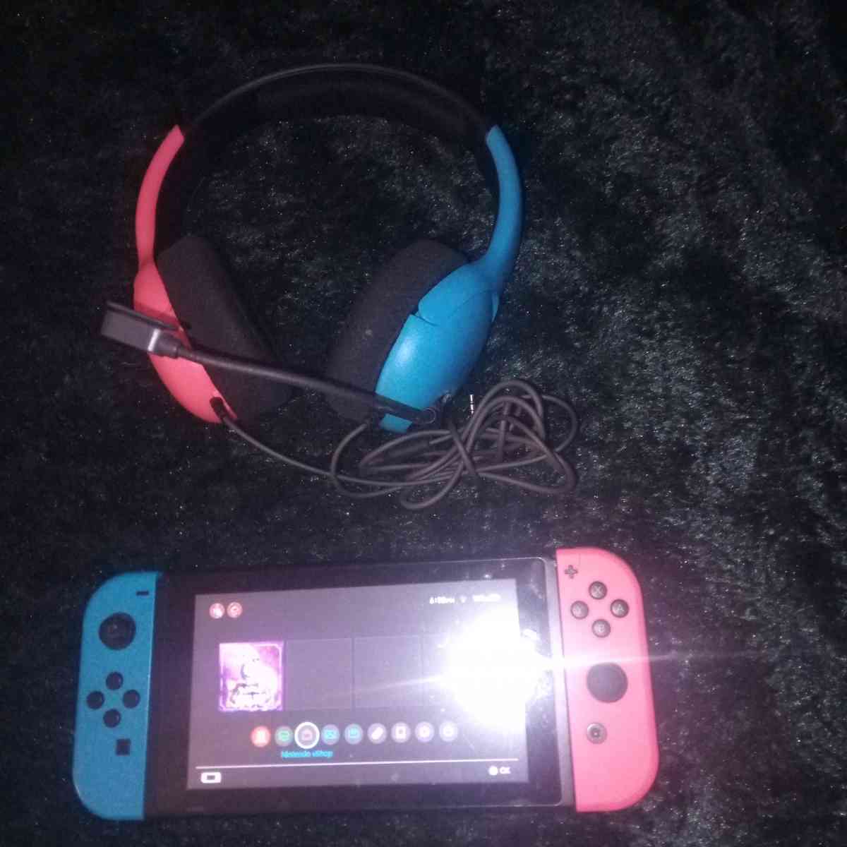 Nintendo switch with headphone - Lakewood, Washington - FleaMarketBay