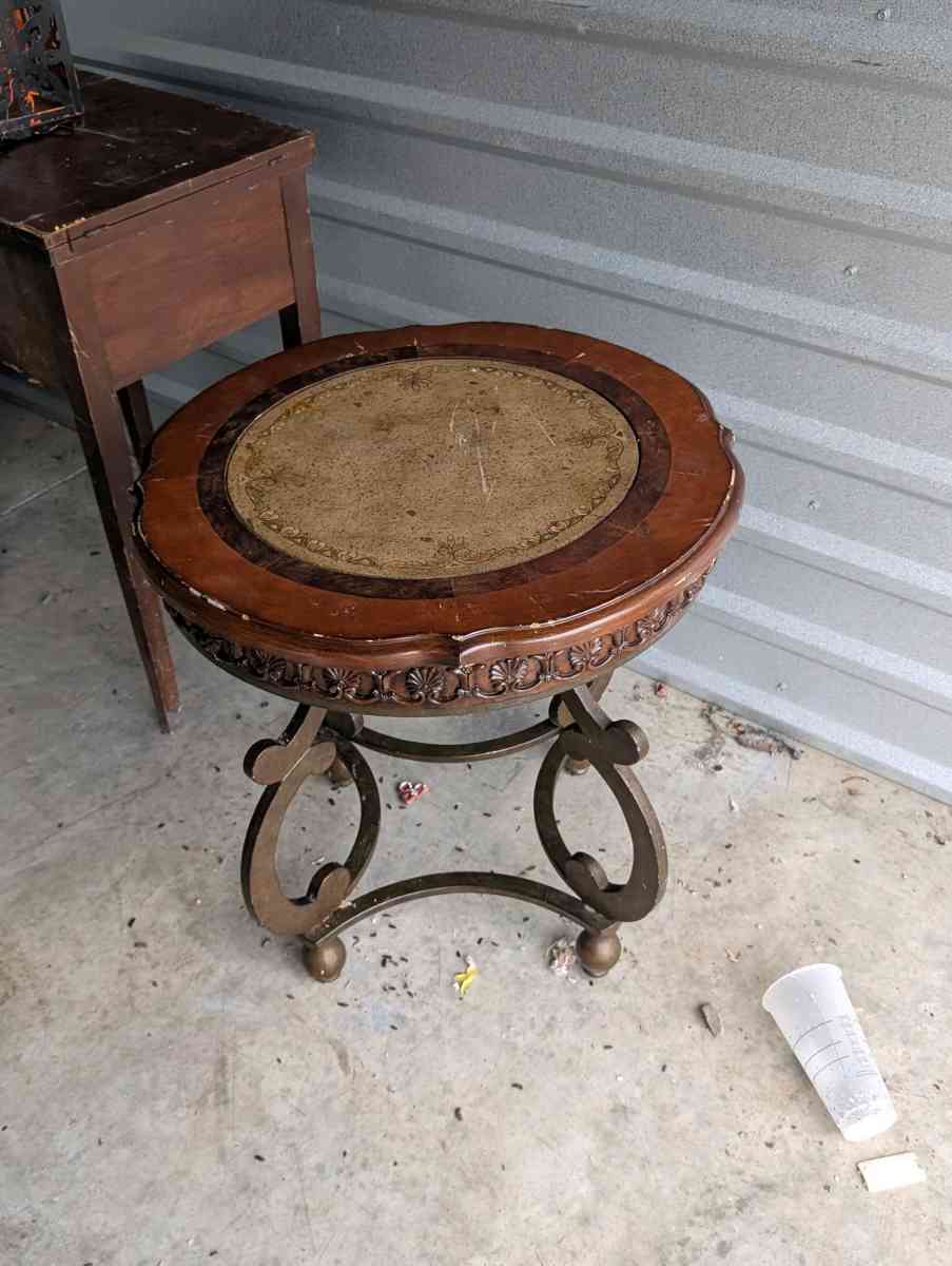 maybe European end table - Hope, Arkansas - FleaMarketBay