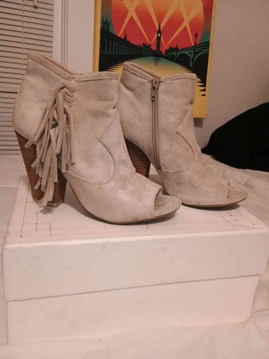 Arlo Peeptoe Suede Bootie with Fringe Accents size 7M - Memphis, Tennessee
