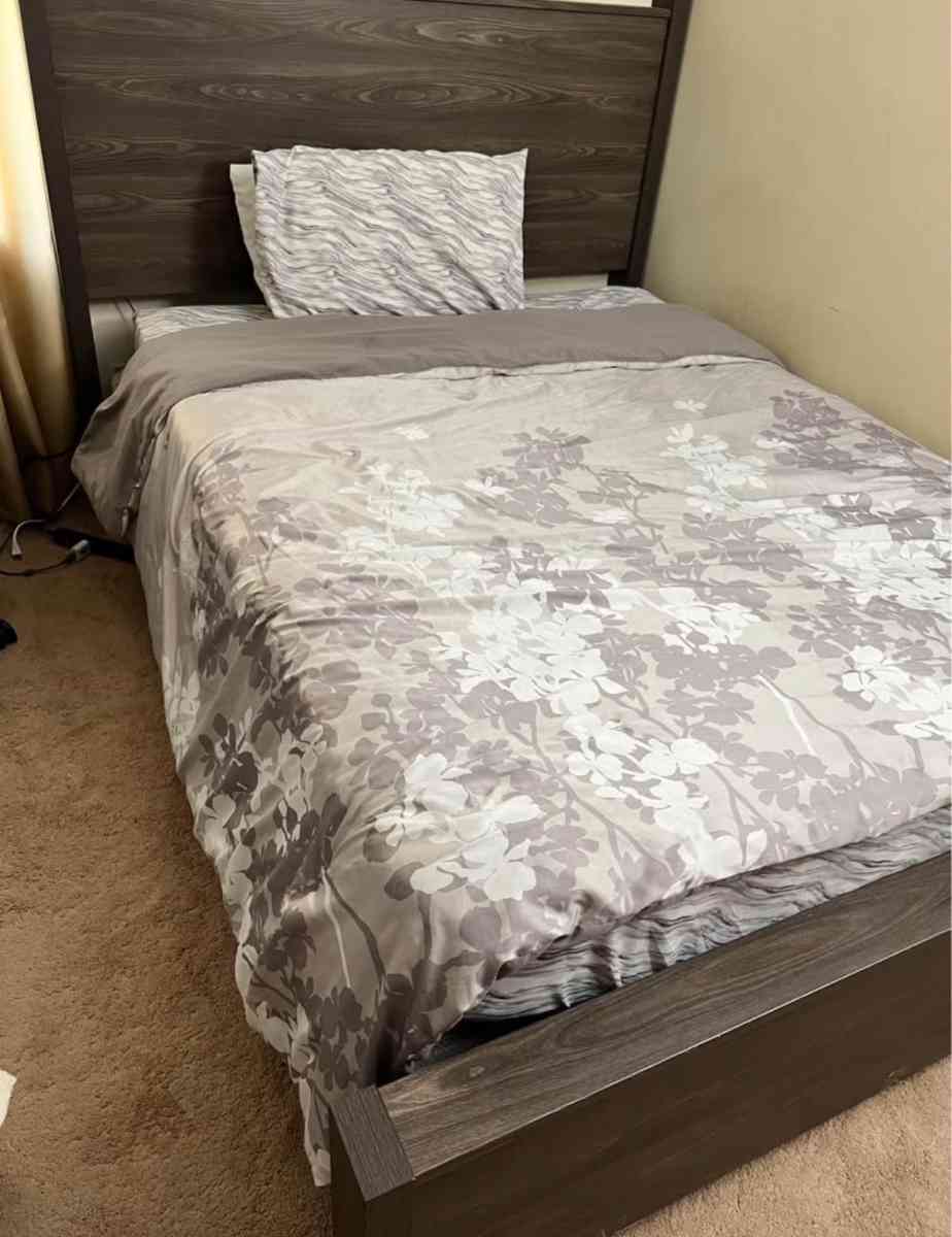 Ashleys furniture Four piece bedroom set - Racine, Wisconsin - FleaMarketBay