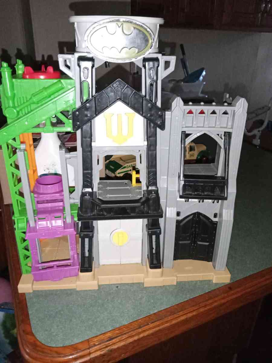 Batman castle with one Batman figurine - Coatesville, Pennsylvania - FleaMarketBay