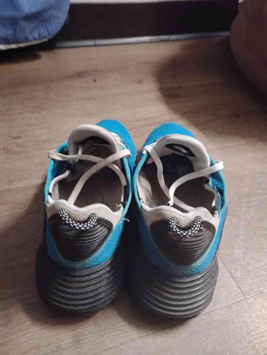 Slightly worn womens Nike Air Max sneakers size 7 - Columbus, Ohio - FleaMarketBay