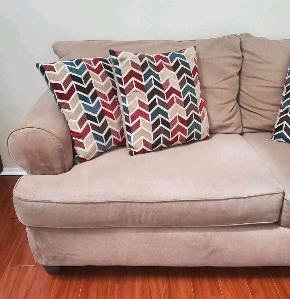 Loveseat Couch With 4 Pillows Read Description - Altamonte Springs, Florida - FleaMarketBay