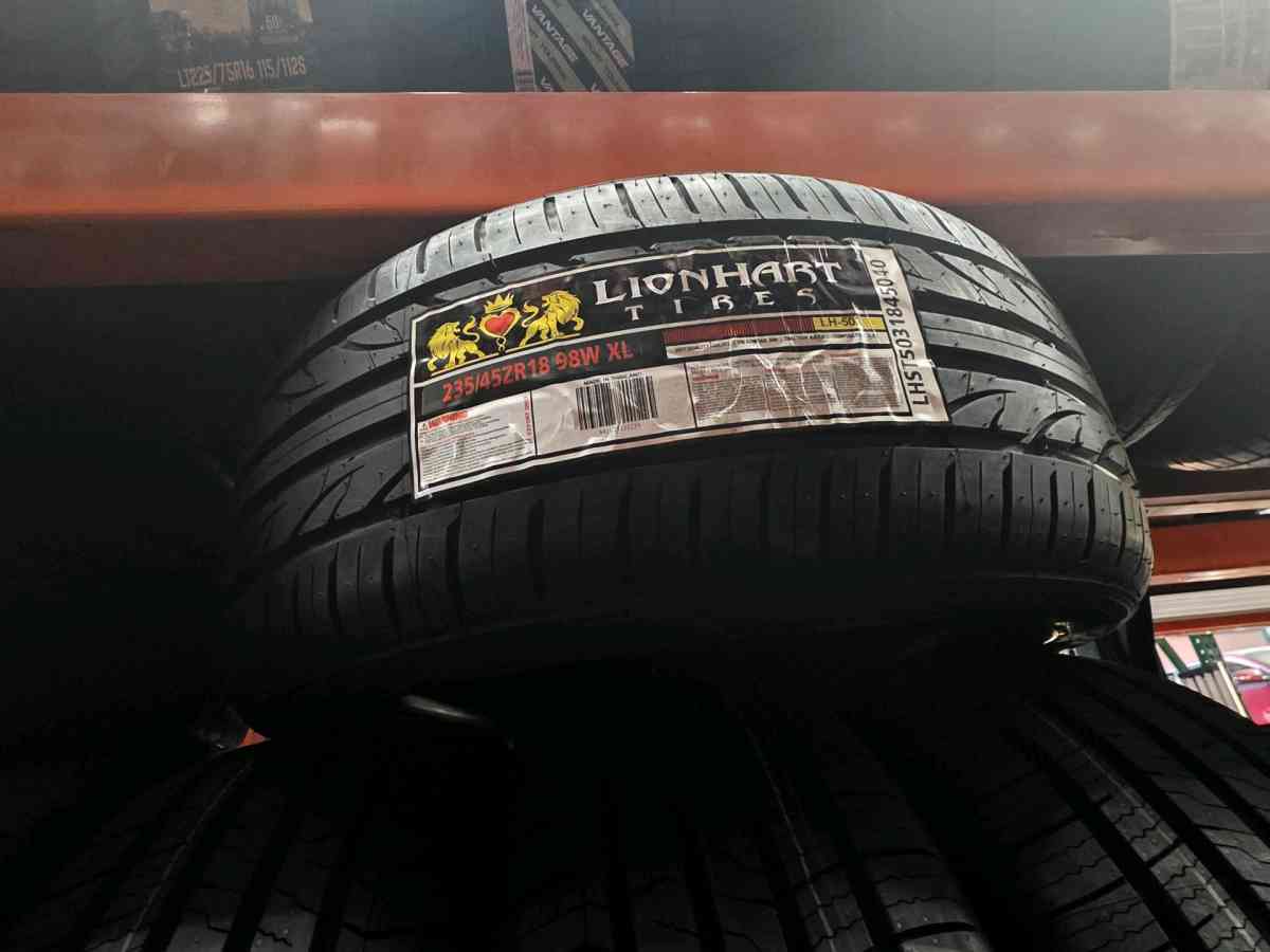 LIONHART 235 45ZR18  98W XL