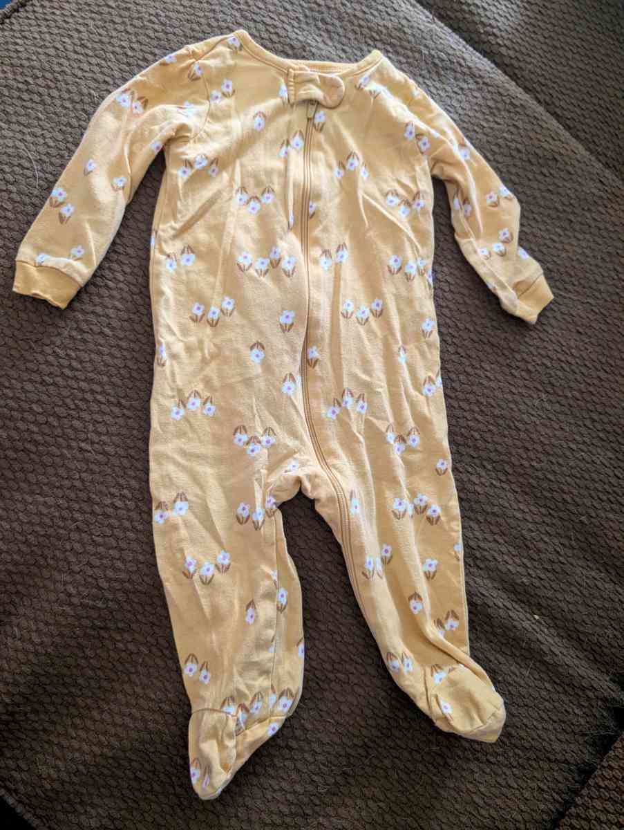 Baby yellow sleepsuit with feet 3 to 6 months - Savannah, Georgia