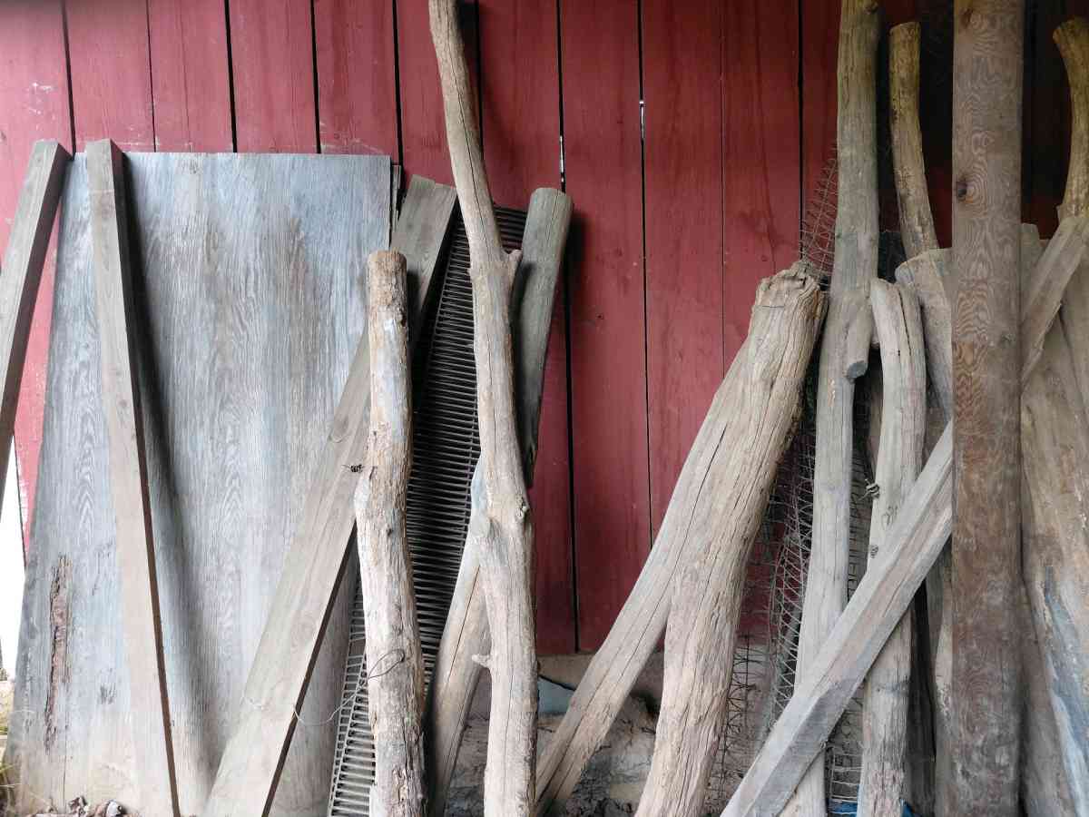 wooden fence posts - Hagerstown, Maryland - FleaMarketBay