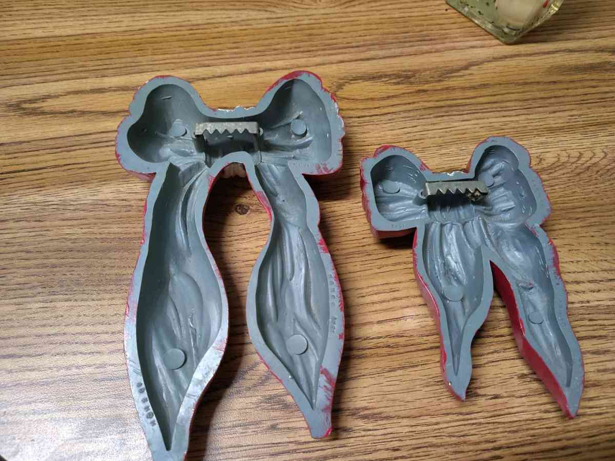 Forget hats Red Ribbons are where its at - Saint Joseph, Missouri - FleaMarketBay