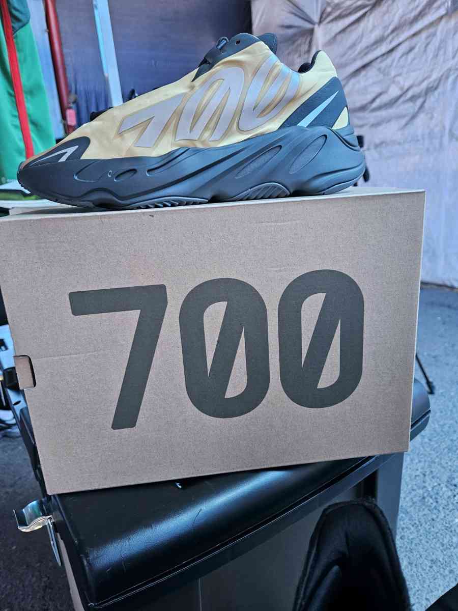 yeezy  700 - Glendale, Arizona - FleaMarketBay